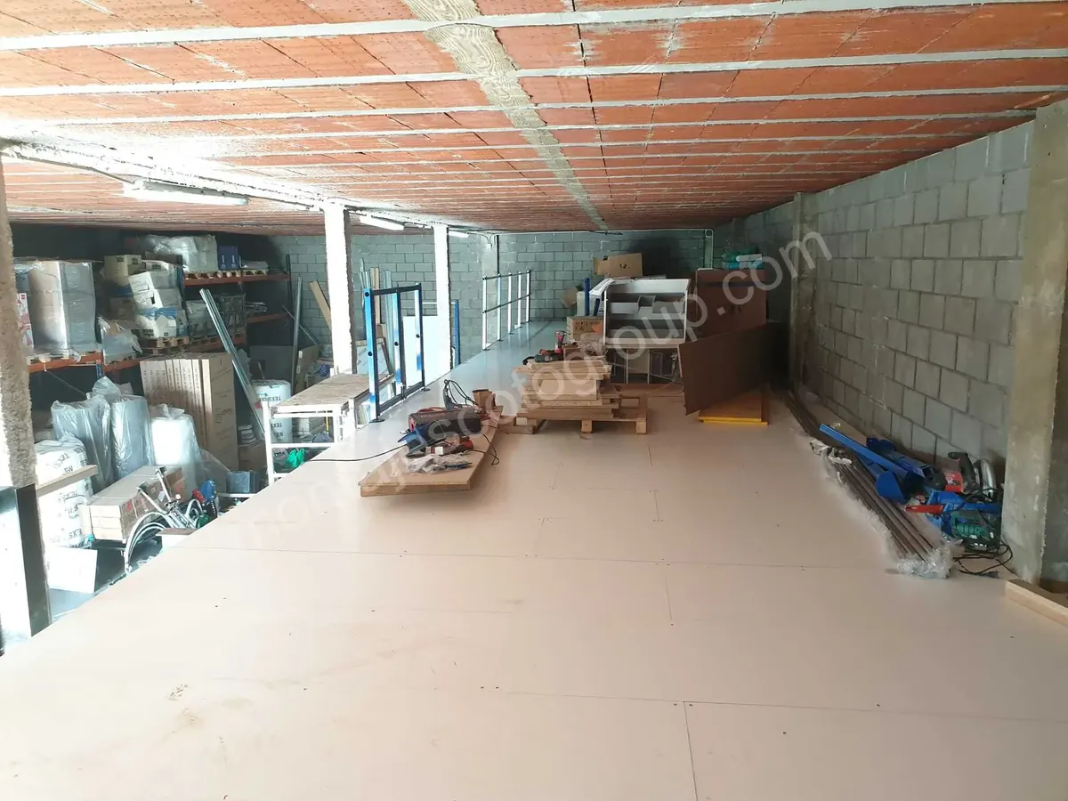 Vista desde la plataforma de una entreplanta en una nave, con el suelo ya colocado